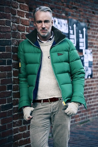 С чем носить серые брюки за 50 лет мужчине в холод в стиле кэжуал: Зеленая куртка-пуховик и серые брюки — хороший вариант для создания мужского ансамбля в стиле smart casual.
