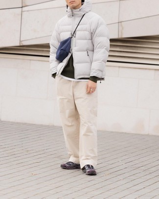 С чем носить куртку-пуховик в 20 лет мужчине: Куртка-пуховик в сочетании с бежевыми брюками чинос позволит создать модный, но в то же время мужественный лук. Любишь рисковать? Дополни лук темно-серыми кроссовками.