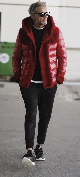 С чем носить черные спортивные штаны мужчине в холод: Тандем красной куртки-пуховика и черных спортивных штанов позволит создать незаезженный мужской образ в повседневном стиле. Любишь незаурядные решения? Закончи свой образ черными кроссовками.