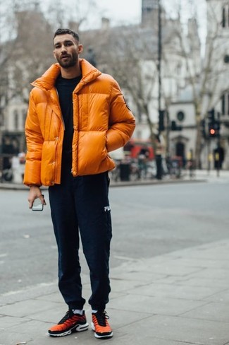 С чем носить оранжевую куртку-пуховик мужчине: Комбо из оранжевой куртки-пуховика и темно-синих спортивных штанов поможет составить модный мужской лук. Тебе нравятся смелые решения? Можешь завершить свой ансамбль оранжевыми кроссовками.