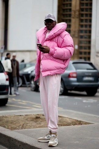 Какие кроссовки носить с розовым спортивным костюмом мужчине в холод: Такой мужской лук из розового спортивного костюма и розовой куртки-пуховика выглядит очень ярко, и ты точно не останешься без женского внимания. Закончив лук кроссовками, ты привнесешь в него немного динамичности.
