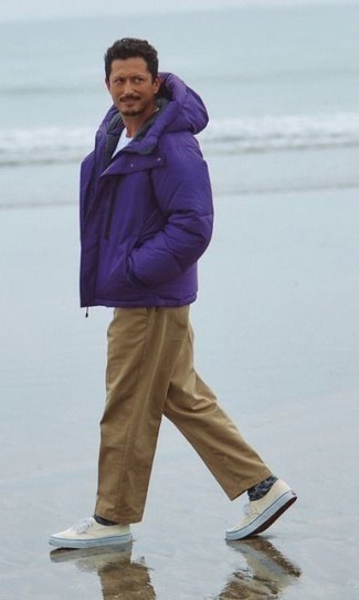 С чем носить фиолетовую куртку в 30 лет мужчине: Фиолетовая куртка в сочетании со светло-коричневыми брюками чинос чудесно подойдет для рабочего дня в офисе. Создать незабываемый контраст с остальными элементами этого образа помогут бежевые низкие кеды из плотной ткани.