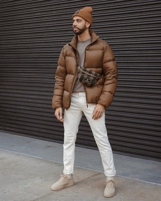Какие куртки-пуховики носить с белыми джинсами в 30 лет мужчине в прохладную погоду: Тандем куртки-пуховика и белых джинсов поможет выглядеть аккуратно, но при этом подчеркнуть твою индивидуальность. Заверши лук бежевыми низкими кедами из плотной ткани, если боишься, что он получится слишком формальным.