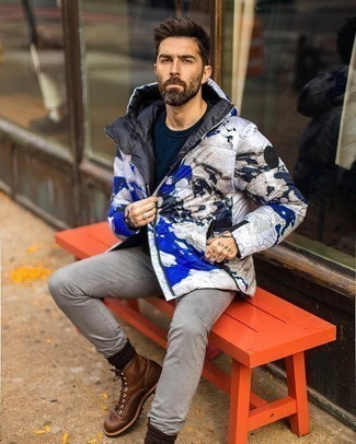 Как носить куртку-пуховик с повседневными ботинками мужчине в холод: Куртка-пуховик будет смотреться прекрасно в тандеме с серыми джинсами. Повседневные ботинки становятся великолепным дополнением к твоему образу.