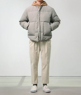 Модный лук: серая куртка-пуховик, светло-коричневый худи, бежевые брюки чинос, бежевые низкие кеды из плотной ткани