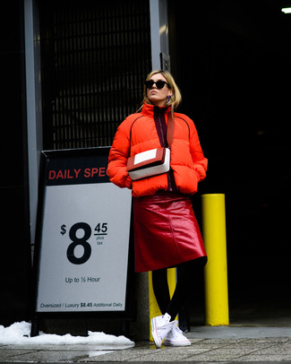 С чем носить темно-красную сумку через плечо в 30 лет в холод в стиле кэжуал: Оранжевая куртка-пуховик и темно-красная сумка через плечо помогут создать несложный и функциональный лук для выходного в парке или шоппинга. Хочешь добавить в этот наряд немного утонченности? Тогда в качестве обуви к этому ансамблю, стоит обратить внимание на белые высокие кеды из плотной ткани.