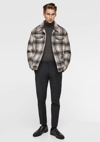 Модный лук: серая фланелевая куртка-рубашка в шотландскую клетку, темно-серая шерстяная водолазка, черные брюки чинос, черные кожаные оксфорды