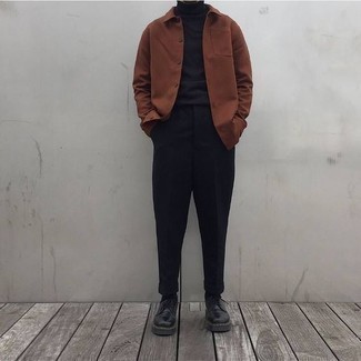 Какие брюки чинос носить с коричневой курткой-рубашкой: Коричневая куртка-рубашка и брюки чинос — прекрасное решение для мероприятий с полуофициальным дресс-кодом. Этот образ обретет свежее прочтение в паре с черными кожаными туфлями дерби.