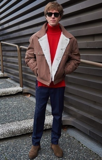 Модный лук: коричневая куртка-рубашка, красная шерстяная водолазка, темно-синие брюки чинос, коричневые замшевые ботинки челси