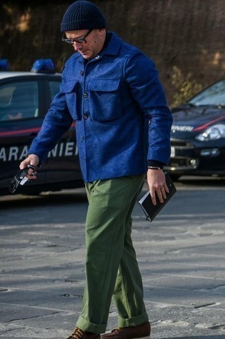 Какие повседневные ботинки носить с темно-зелеными брюками чинос за 40 лет осень в стиле смарт-кэжуал: Воссоздать такой образ из темно-синей шерстяной куртки-рубашки и темно-зеленых брюк чинос нетрудно, главное - подобрать вещи по фигуре. Вкупе с этим ансамблем органично выглядят повседневные ботинки. Если хочешь выглядеть отменно и по-осеннему ярко, несомненно следует взять этот лук на заметку.