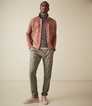 С чем носить розовую вельветовую куртку-рубашку мужчине весна: Розовая вельветовая куртка-рубашка и серые брюки чинос в шотландскую клетку — обязательные элементы в гардеробе мужчин с превосходным вкусом в одежде. Поклонники рискованных вариантов могут закончить образ розовыми кожаными низкими кедами. Это сочетание отлично подойдет для межсезонья, когда зимний сезон меняется на весну.