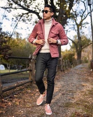С чем носить черно-белые брюки чинос в клетку весна в стиле смарт-кэжуал: Розовая вельветовая куртка-рубашка и черно-белые брюки чинос в клетку украсят гардероб любого современного мужчины. Чтобы ансамбль не получился слишком вычурным, можно надеть розовые замшевые низкие кеды. Когда холодная пора уходит и сменяется в весеннее время года, мы стремимся выглядеть эффектно и привлекательно для противоположного пола. Такое сочетание безусловно поможет достичь желаемого результата.