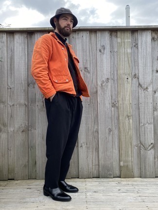 С чем носить темно-серую панаму мужчине: Оранжевая куртка-рубашка и темно-серая панама помогут создать легкий и функциональный образ для выходного дня в парке или вечера в пабе с друзьями. Если ты любишь соединять в своих луках разные стили, из обуви можешь надеть черные кожаные ботинки челси.