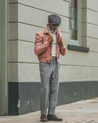 С чем носить ярко-розовую куртку-рубашку мужчине в прохладную погоду в стиле смарт-кэжуал: Ярко-розовая куртка-рубашка и серые шерстяные брюки чинос — великолепный выбор для офисного ансамбля на каждый день. Если ты любишь смешивать в своих ансамблях разные стили, из обуви можешь надеть темно-коричневые замшевые оксфорды.