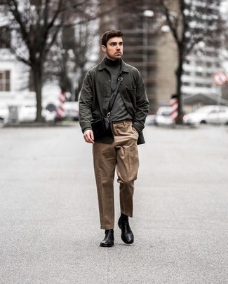 Какие куртки-рубашки носить с темно-зеленой водолазкой в 30 лет мужчине осень в стиле смарт-кэжуал: Куртка-рубашка и темно-зеленая водолазка — это тот мужской ансамбль, в котором ты неизбежно будешь притягивать дамские взгляды. И почему бы не привнести в повседневный лук чуточку консерватизма с помощью черных кожаных ботинок челси? Выбирая подобный ансамбль на осень, ты обязательно будешь выглядеть с иголочки.