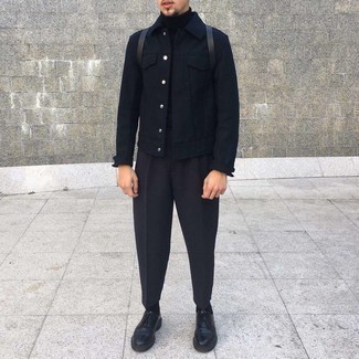 Модный лук: черная куртка-рубашка, черная водолазка, черные брюки чинос, черные кожаные массивные туфли дерби