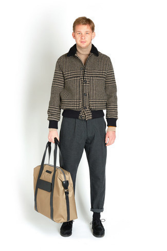 С чем носить светло-коричневую шерстяную куртку-рубашку с узором "гусиные лапки" мужчине в теплую погоду в стиле смарт-кэжуал: Светло-коричневая шерстяная куртка-рубашка с узором "гусиные лапки" и темно-серые брюки чинос — прекрасный вариант, если ты хочешь составить непринужденный, но в то же время модный мужской образ. Не прочь сделать образ немного строже? Тогда в качестве обуви к этому образу, обрати внимание на черные замшевые туфли дерби.