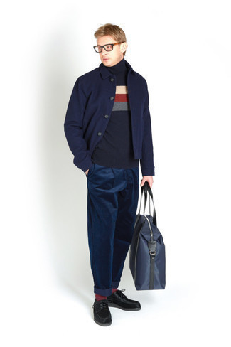 Модный лук: темно-синяя куртка-рубашка, темно-синяя шерстяная водолазка в горизонтальную полоску, темно-синие вельветовые брюки чинос, черные замшевые туфли дерби