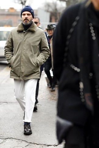 С чем носить бело-черные брюки чинос за 40 лет весна: Оливковая куртка-рубашка и бело-черные брюки чинос — неотъемлемые вещи в гардеробе современного жителя мегаполиса. В сочетании с черными кожаными брогами такой образ выглядит особенно выгодно. Несомненно, подобное сочетание будет выглядеть чудесно в межсезонье, когда зимний сезон сменяется в межсезонье.