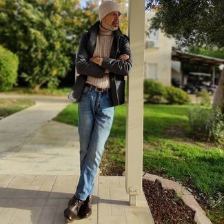 С чем носить серебряную куртку за 50 лет мужчине в прохладную погоду: Образ из серебряной куртки и синих джинсов позволит реализовать в твоем образе городской стиль современного мужчины. Очень подходяще здесь будут смотреться темно-коричневые кожаные ботинки дезерты.