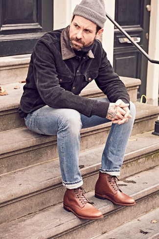 С чем носить коричневые кожаные классические ботинки в 30 лет мужчине в стиле смарт-кэжуал: Черная замшевая куртка-рубашка и голубые джинсы — великолепный лук, если ты ищешь простой, но в то же время стильный мужской лук. Дополнив ансамбль коричневыми кожаными классическими ботинками, получим занятный результат.