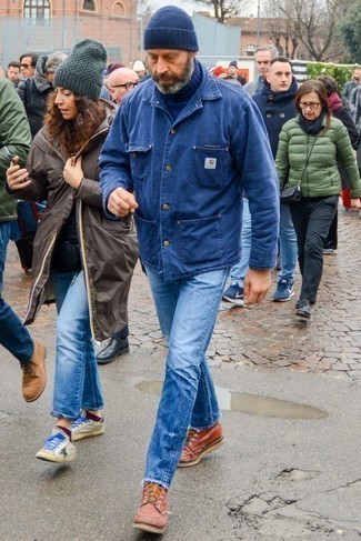 С чем носить синюю джинсовую куртку-рубашку мужчине в теплую погоду: В тандеме друг с другом синяя джинсовая куртка-рубашка и синие джинсы будут выглядеть весьма выигрышно. Такой образ несложно приспособить к повседневным нуждам, если дополнить его табачными кожаными рабочими ботинками.