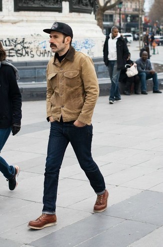Как носить светло-коричневую замшевую куртку-рубашку с темно-синими джинсами мужчине в стиле смарт-кэжуал: Светло-коричневая замшевая куртка-рубашка и темно-синие джинсы — необходимые вещи в гардеробе модного современного мужчины. В паре с этим образом органично смотрятся табачные кожаные повседневные ботинки.