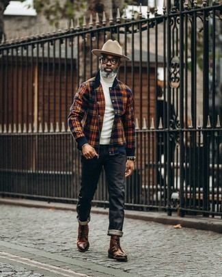 С чем носить бежевую шляпу за 50 лет мужчине в теплую погоду в стиле смарт-кэжуал: Если ты запланировал суматошный день, сочетание разноцветной куртки-рубашки в шотландскую клетку и бежевой шляпы поможет создать комфортный лук в непринужденном стиле. Хочешь привнести в этот лук немного классики? Тогда в качестве дополнения к этому луку, выбирай коричневые кожаные повседневные ботинки.