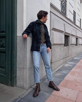 С чем носить голубые джинсы мужчине весна: Темно-синяя фланелевая куртка-рубашка в шотландскую клетку в паре с голубыми джинсами однозначно будет обращать на себя внимание красивых дам. Любишь эксперименты? Заверши лук темно-коричневыми кожаными ботинками броги. Когда зима отступает и сменяется более теплыми деньками, подобное сочетание часто в ходу у самых требовательных джентльменов.