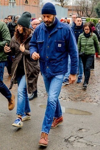 Как носить синюю куртку-рубашку с синими джинсами мужчине: Примерь на себя сочетание синей куртки-рубашки и синих джинсов, и ты получишь модный расслабленный мужской ансамбль, который подходит для повседневной носки. Что же до обуви, дополни ансамбль табачными замшевыми повседневными ботинками.