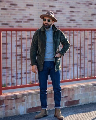 С чем носить ботинки челси за 40 лет мужчине в теплую погоду: Темно-зеленая вельветовая куртка-рубашка в сочетании с темно-синими джинсами — замечательный вариант для создания мужского лука в стиле smart casual. Если ты любишь соединять в своих ансамблях разные стили, из обуви можешь надеть ботинки челси.