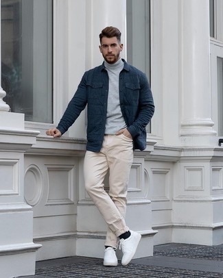 Какие куртки-рубашки носить с бежевыми джинсами мужчине: Куртка-рубашка в паре с бежевыми джинсами — великолепная идея для воплощения мужского ансамбля в элегантно-деловом стиле. В сочетании с белыми кожаными низкими кедами весь лук выглядит очень динамично.