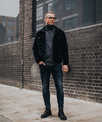 Как носить черную вельветовую куртку-рубашку с темно-синими зауженными джинсами в 20 лет мужчине: Если в одежде ты делаешь ставку на комфорт и функциональность, черная вельветовая куртка-рубашка и темно-синие зауженные джинсы — отличный выбор для привлекательного повседневного мужского лука. Любители модных экспериментов могут закончить образ черными замшевыми повседневными ботинками, тем самым добавив в него немного классики.