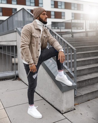 Какие джинсы носить с бежевой курткой-рубашкой мужчине: Сочетание бежевой куртки-рубашки и джинсов - очень практично, и поэтому идеально для повседневой носки. Если подобный лук кажется слишком дерзким, уравновесь его белыми низкими кедами из плотной ткани.