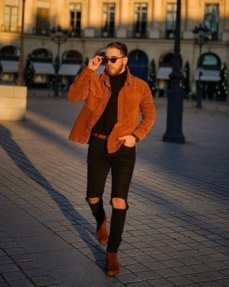 Модный лук: табачная вельветовая куртка-рубашка, черная водолазка, черные рваные зауженные джинсы, коричневые замшевые ботинки челси