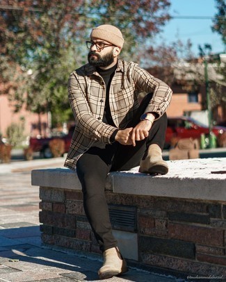 Какие зауженные джинсы носить с светло-коричневыми ботинками челси мужчине осень в стиле смарт-кэжуал: Светло-коричневая фланелевая куртка-рубашка в шотландскую клетку и зауженные джинсы — необходимые составляющие в гардеробе поклонников стиля кэжуал. Любители экспериментировать могут завершить образ светло-коричневыми ботинками челси, тем самым добавив в него чуточку нарядности. Нам нравится такой образ на осеннее время года.