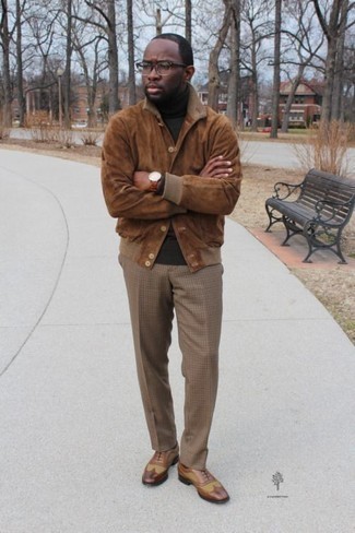 Какие классические брюки носить с коричневой курткой-рубашкой мужчине: Сочетание коричневой куртки-рубашки и классических брюк поможет составить модный классический образ. Пара коричневых кожаных брогов чудесно подходит к остальным вещам из лука.