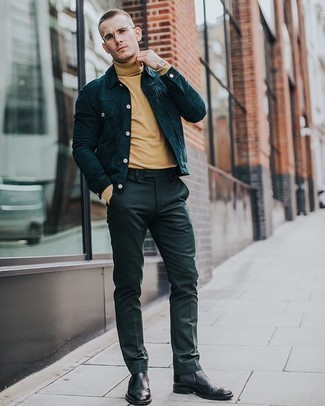 С чем носить темно-зеленые классические брюки в 20 лет мужчине: Темно-зеленая замшевая куртка-рубашка и темно-зеленые классические брюки — идеальный образ для светского мероприятия. Вместе с этим ансамблем выигрышно будут смотреться черные кожаные ботинки челси.