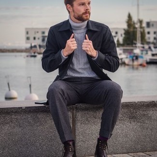 С чем носить пурпурные носки мужчине: Если ты делаешь ставку на удобство и практичность, черная куртка-рубашка и пурпурные носки — прекрасный выбор для стильного повседневного мужского образа. Такой лук легко получает новое прочтение в сочетании с темно-коричневыми кожаными повседневными ботинками.