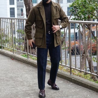 Как носить оливковую куртку-рубашку с темно-красными кожаными повседневными ботинками мужчине в прохладную погоду: Несмотря на то, что это классический образ, тандем оливковой куртки-рубашки и темно-синих классических брюк всегда будет нравиться стильным молодым людям, но также покоряет при этом сердца прекрасных дам. Если сочетание несочетаемого импонирует тебе не меньше, чем проверенная классика, заверши этот ансамбль темно-красными кожаными повседневными ботинками.