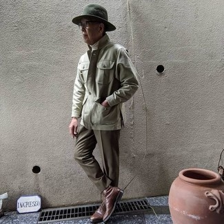 С чем носить классические ботинки за 60 лет мужчине в деловом стиле: Мятная куртка-рубашка в сочетании с оливковыми классическими брюками позволит создать стильный и элегантный ансамбль. В тандеме с этим ансамблем наиболее уместно смотрятся классические ботинки.