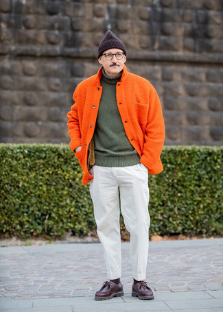 Модный лук: оранжевая куртка-рубашка, оливковая шерстяная водолазка, белые вельветовые классические брюки, темно-красные кожаные ботинки дезерты