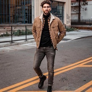 Как носить светло-коричневую куртку-рубашку с черными кожаными повседневными ботинками мужчине в стиле кэжуал: Светло-коричневая куртка-рубашка и темно-серые рваные джинсы будет хорошим вариантом для легкого повседневного ансамбля. И почему бы не добавить в повседневный образ немного консерватизма с помощью черных кожаных повседневных ботинок?