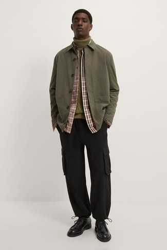 Какие куртки-рубашки носить с темно-зеленой водолазкой в 20 лет мужчине осень в стиле кэжуал: Куртка-рубашка и темно-зеленая водолазка будут прекрасно смотреться в модном гардеробе самых избирательных джентльменов. Черные кожаные ботинки дезерты становятся прекрасным завершением твоего ансамбля. Хорошая идея для межсезонного ансамбля.