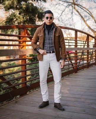 С чем носить коричневую куртку мужчине: Любителям непринужденного стиля понравится ансамбль из коричневой куртки и белых джинсов. Опасаешься выглядеть несерьезно? Дополни этот образ темно-коричневыми замшевыми ботинками челси.