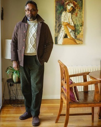 С чем носить бело-темно-синий вязаный свитер за 50 лет мужчине: Бело-темно-синий вязаный свитер и оливковые вельветовые брюки чинос — обязательные составляющие в гардеробе мужчин с классным чувством стиля. В тандеме с этим образом органично будут выглядеть темно-коричневые замшевые ботинки дезерты.