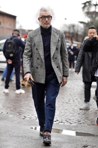 Как носить серый двубортный пиджак в шотландскую клетку с черными кожаными туфлями дерби: Если ты принадлежишь к той когорте парней, которые разбираются в моде, тебе полюбится лук из серого двубортного пиджака в шотландскую клетку и темно-синих брюк чинос. Думаешь привнести сюда нотку классики? Тогда в качестве дополнения к этому ансамблю, выбери черные кожаные туфли дерби.