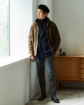 С чем носить темно-синий шерстяной двубортный пиджак в 30 лет мужчине в прохладную погоду: Сочетание темно-синего шерстяного двубортного пиджака и темно-серых шерстяных классических брюк позволит примерить на себя строгий мужской стиль. Если сочетание несочетаемого привлекает тебя не меньше, чем проверенная классика, заверши этот лук черными кожаными ботинками челси.