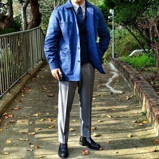 С чем носить темно-синий галстук в 30 лет мужчине осень: Несмотря на то, что этот лук кажется достаточно выдержанным, дуэт синей куртки-рубашки и темно-синего галстука всегда будет нравиться стильным молодым людям, неизменно покоряя при этом сердца барышень. Вместе с этим ансамблем органично смотрятся черные кожаные туфли дерби. Без сомнений, такой образ будет выглядеть отлично осенью.
