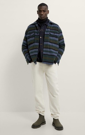 Как носить куртку-рубашку с джинсами мужчине осень в стиле смарт-кэжуал: Комбо из куртки-рубашки и джинсов — превосходная идея для воплощения мужского лука в элегантно-деловом стиле. Закончив лук оливковыми кожаными ботинками челси, можно привнести в него немного привлекательного консерватизма. Разве это не суперская задумка для капризной осенней погоды?